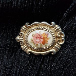 Vintage Oval Gold Tone Filigree Floral/Rose Milk Glass Cameo Brooch